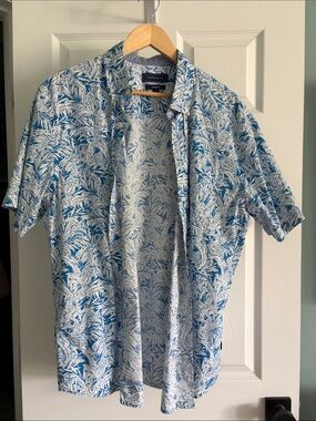 crown & ivy | Blue and White Tropical Leaf Hawaiian Shirt